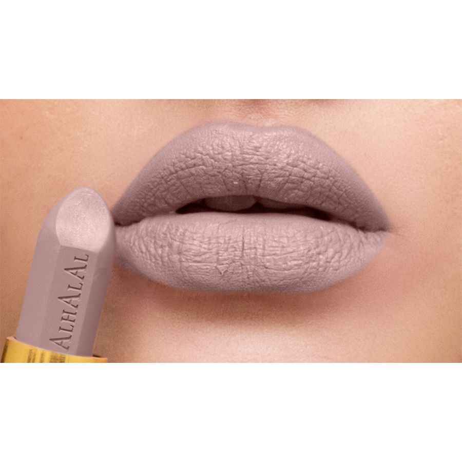 Rouge à lèvres velours marron d’Alhalal Cosmetics appliqué sur des lèvres douces pour une finition mate