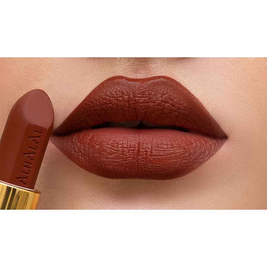 Rouge à lèvres velours Alhalal Cosmetics en couleur MARRON ORANGE sur les lèvres pulpeuses