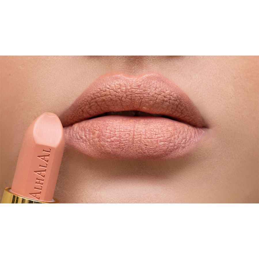 Rouge à lèvres velours Alhalal Cosmetics dans une teinte brun doux appliqué sur des lèvres pleines