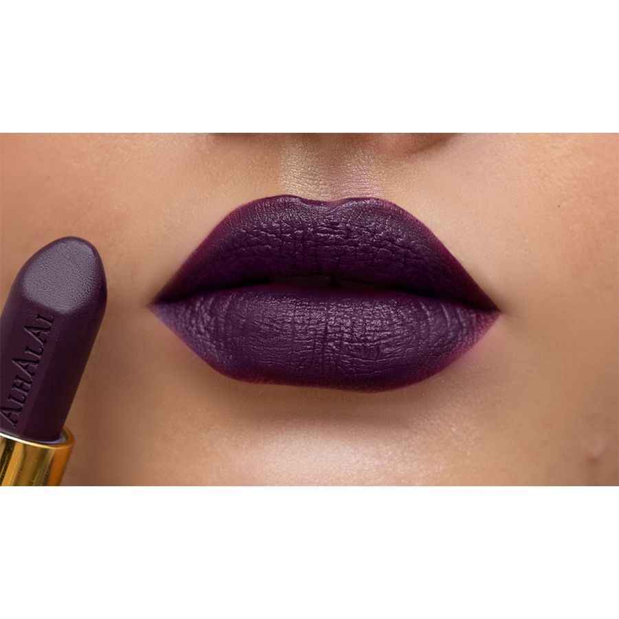 Rouge à lèvres ECLIPSE violet foncé d’Alhalal Cosmetics sur lèvres pulpeuses avec finition mate