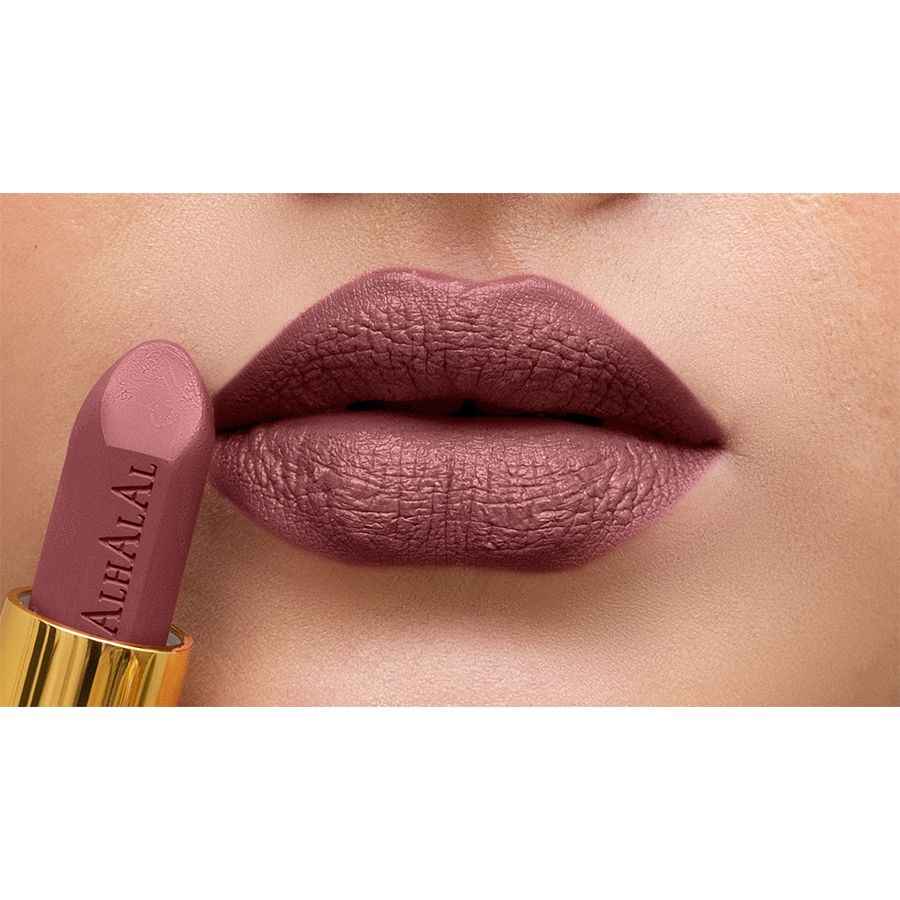 Tamisage à lèvres en velours Alhalal Cosmetics appliqué sur les lèvres dans un doux mauvet