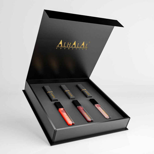 Coffret cadeau de rouge à lèvres Alhalal Cosmetics avec trois rouges à lèvres différents dans un emballage noir de luxe