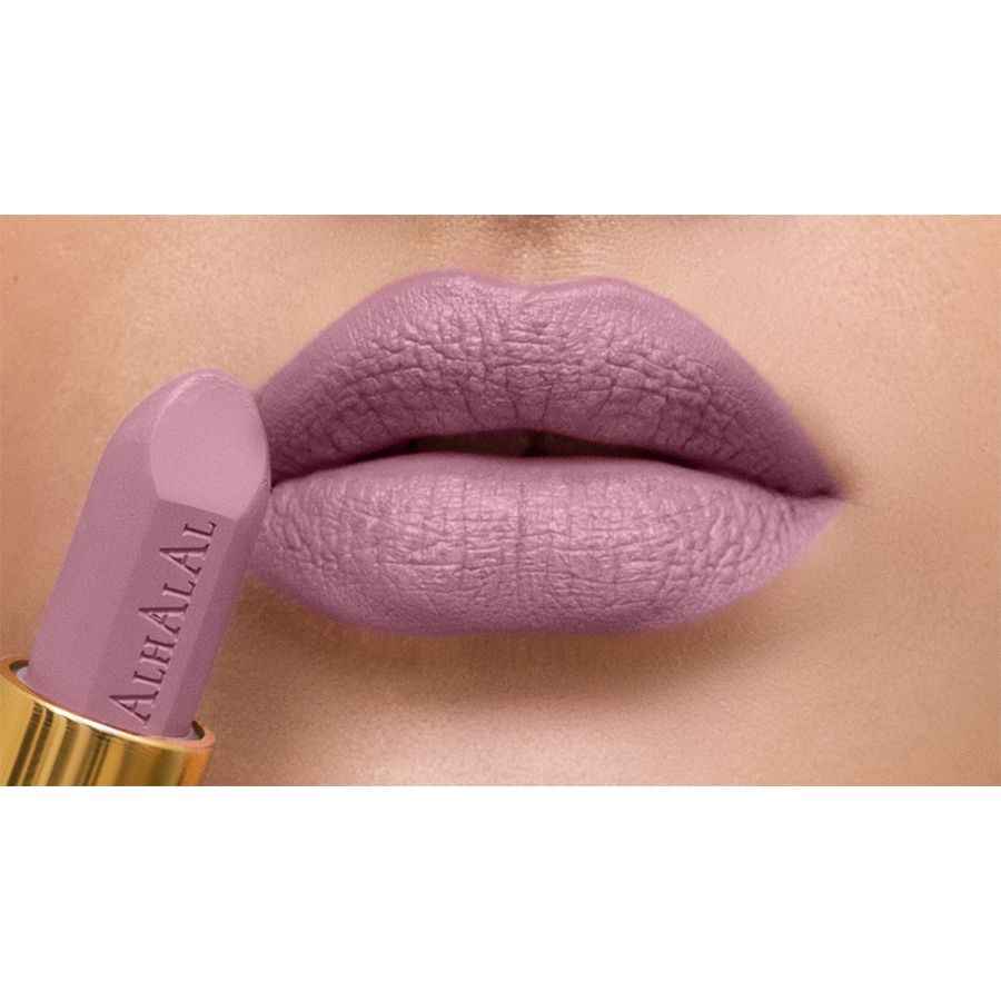 Alhalal Cosmetics Velvet Rapstick Purple appliqué sur des lèvres pleines avec une pochette dorée