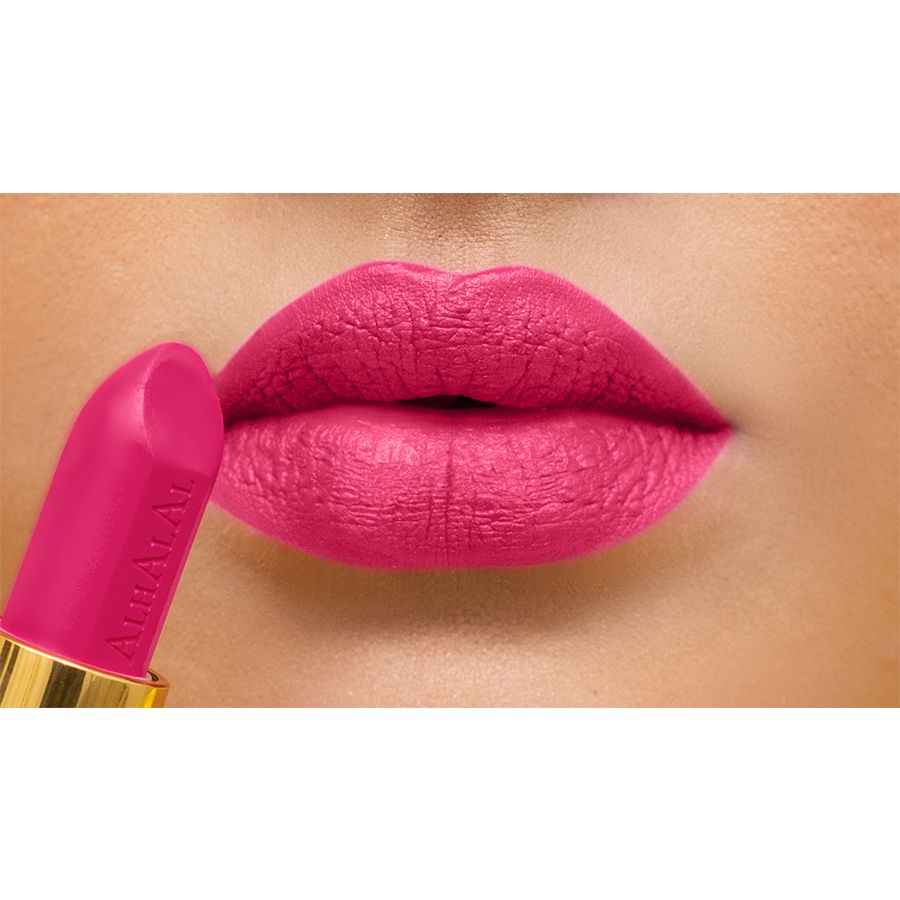 Velvet Lipstick Red de Alhalal Cosmetics appliqué sur des lèvres pleines dans une couleur vibrante