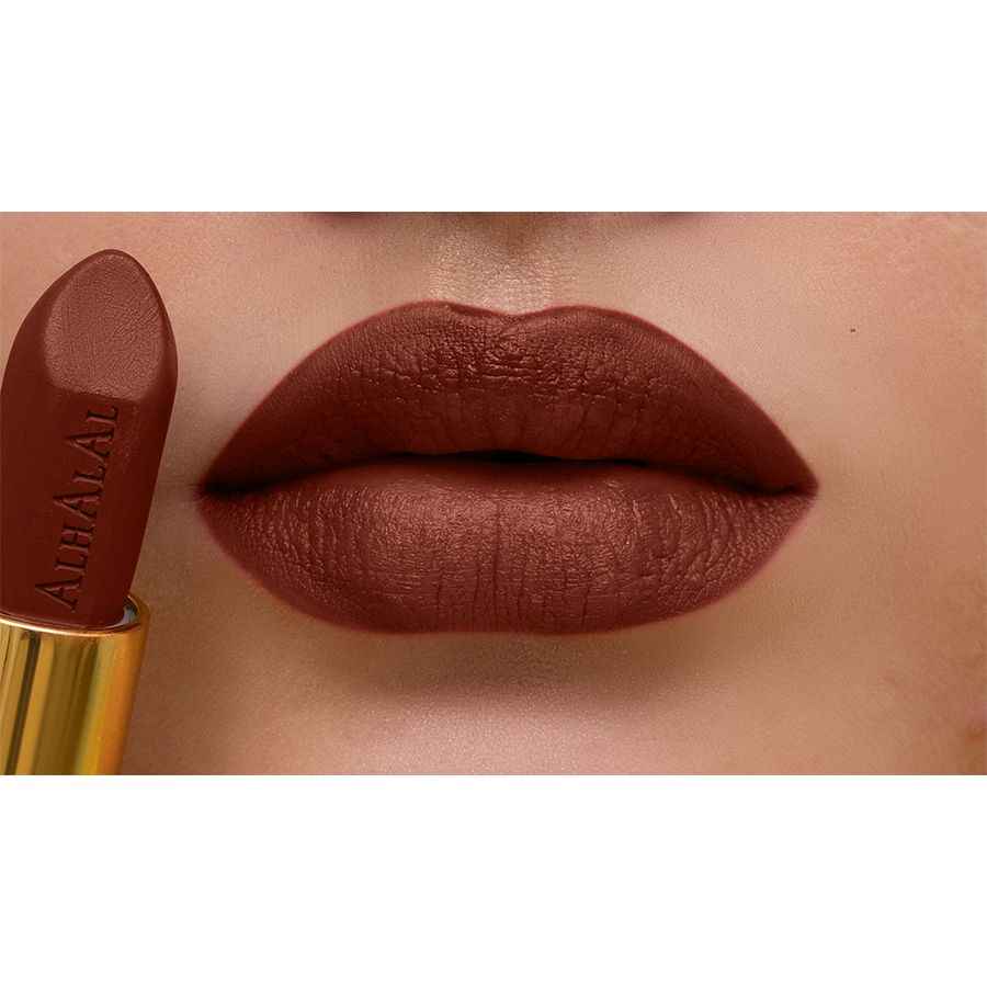 Alhalal Cosmetics Velvet Lipstick Pink appliqué sur les lèvres en teinte marron foncé