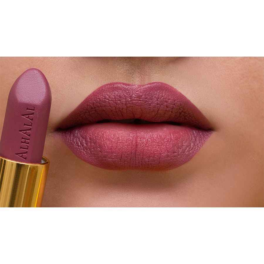 Alhalal cosmetics PAARS BRUINE LIPPENSTIFT in velvet finish op close-up van lippen en lipstick