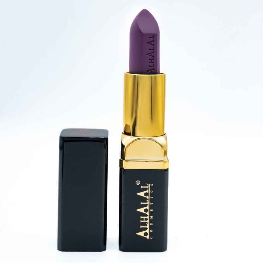 Rouge à lèvres en velours Alhalal Cosmetics d’un violet foncé avec un emballage luxueux doré et noir à lèvres violet