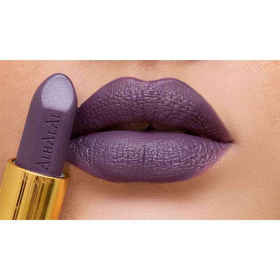 Rouge à lèvres violet Alhalal Cosmetics avec finition veloutée sur les lèvres et dans l’étui