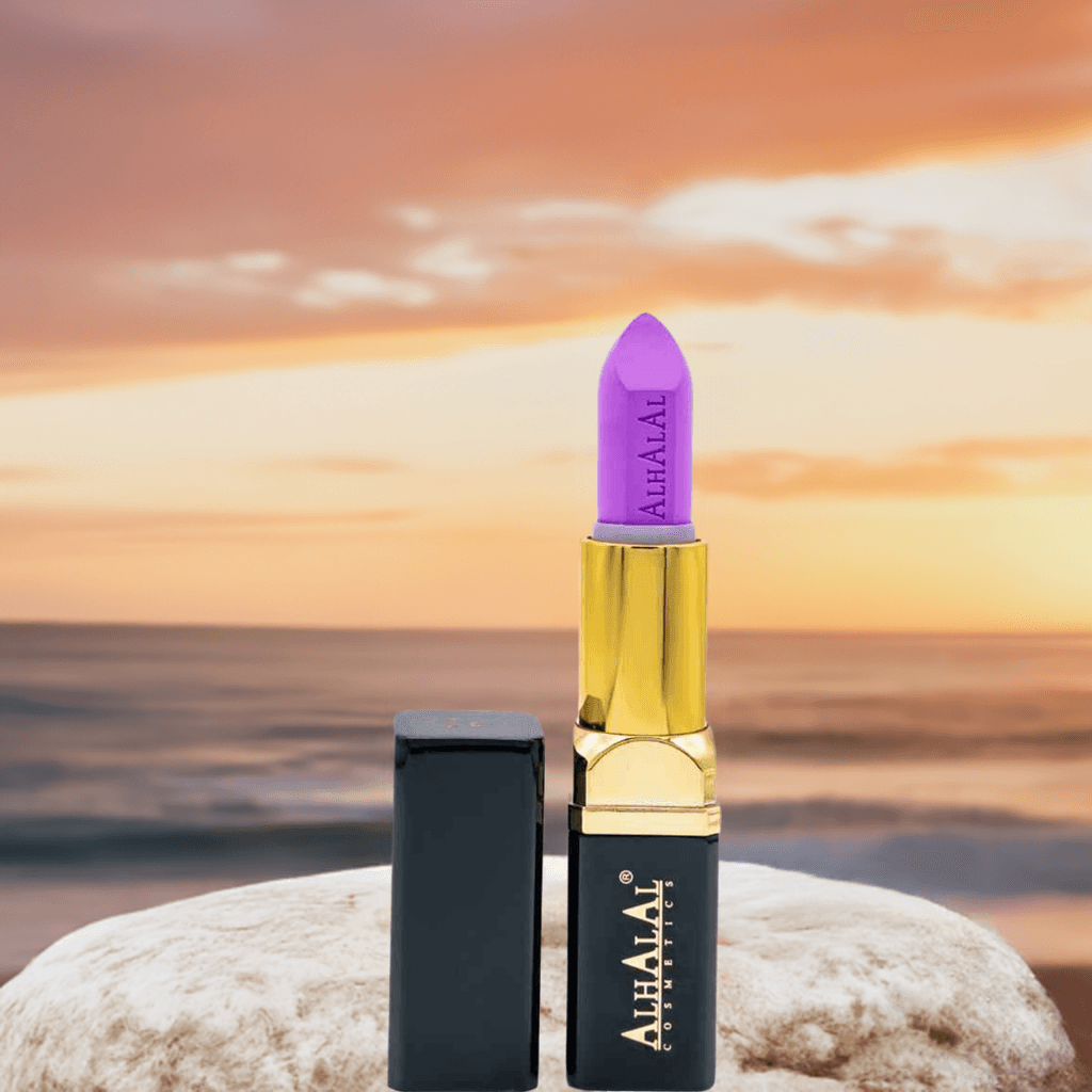 Cosmétiques Alhalal en velours violet ROUGE À LÈVRES épouse avec pochette dorée sur fond de coucher de soleil
