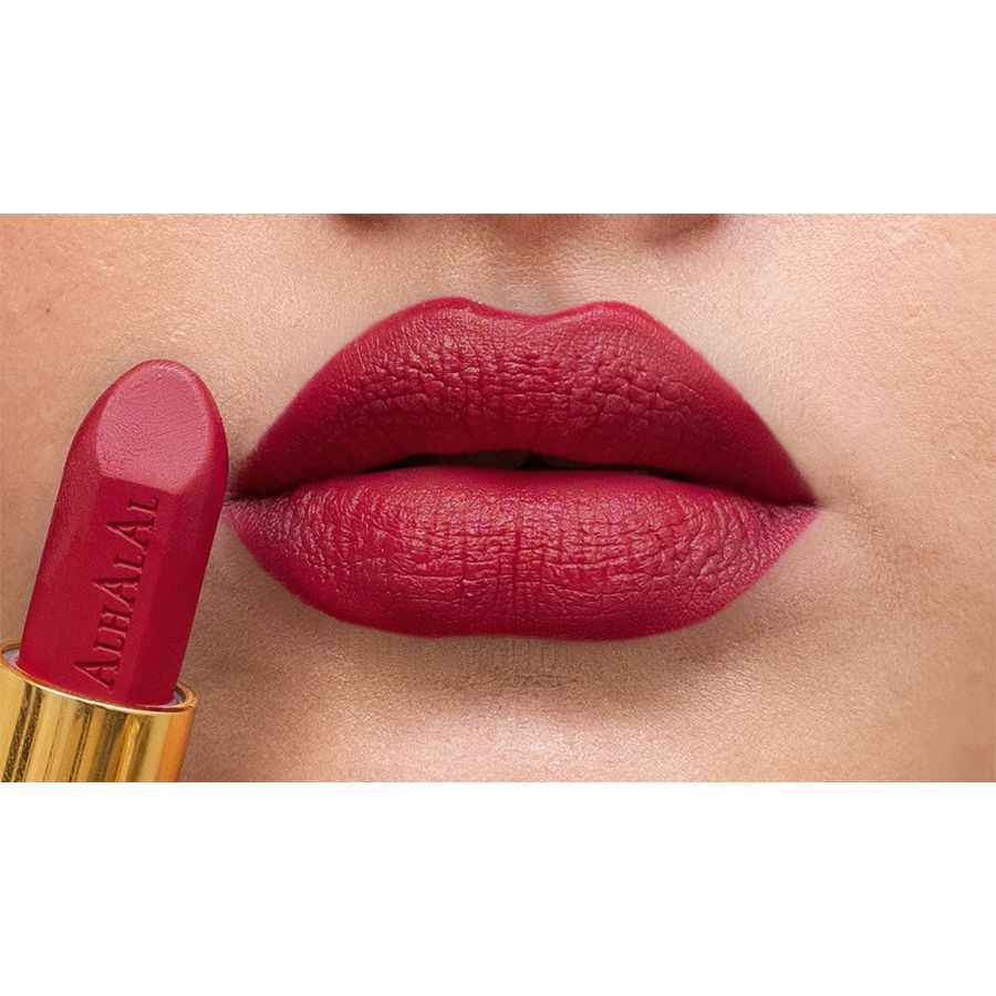Rouge à lèvres velours d’Alhalal Cosmetics dans une teinte rouge profond avec une texture douce pour un look rouge parfait