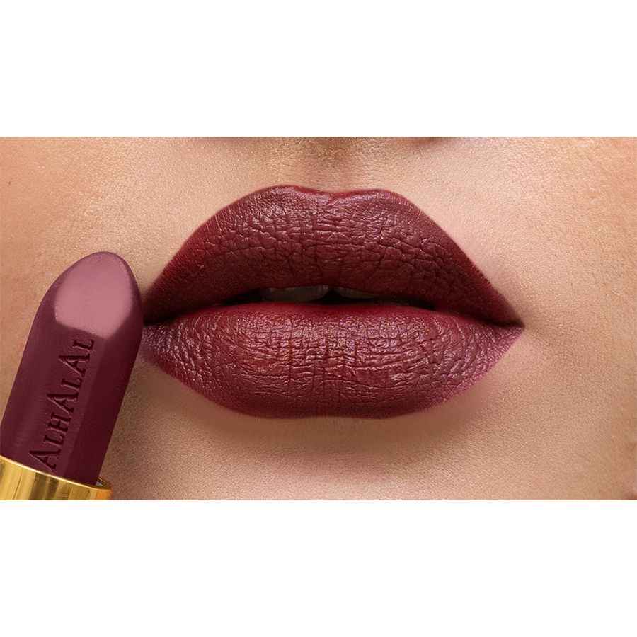 Rouge à lèvres velours Alhalal Cosmetics en rouge profond rose pour une finition douce