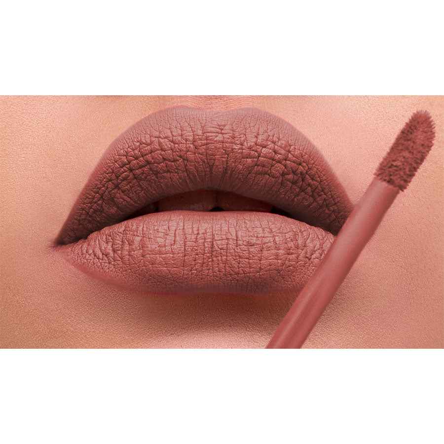 Rouge à lèvres liquide Alhalal Cosmetics dans une couleur naturel nude appliqué sur les lèvres