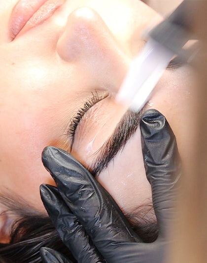 Formation en ligne sur le coiffage des sourcils - Cartographie et épilation (langues différentes)